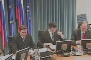 Posnetki sej vlade umaknjeni z YouTube, a so se nato znova pojavili na spletu