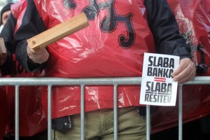 V ponedeljek začetek zbiranja podpisov za referendum o slabi banki