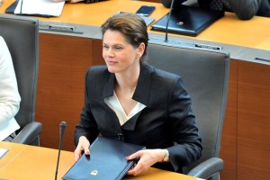 Bratuškova: Osredotočite se na pomoč in pustite politikantstvo ob strani