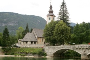 Nepremičninski davek: vlada predlaga tudi obdavčitev kmetov in sakralnih objektov