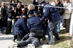 Kdaj lahko policisti uporabijo prisilna sredstva?