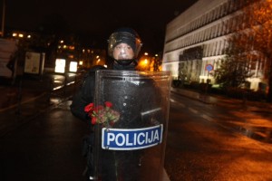 Protestniki pred parlamentom