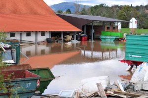 Posledice neurja katastrofalne, zdaj težave povzroča veter