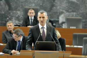 Minister Omerzel je prestal interpelacijo