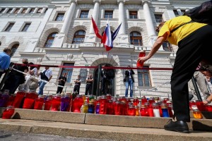 Odbor 2014 spet prižigal svečke pred vrhovnim sodiščem