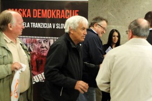 V polnem kinu Komuna končno prikazali dokumentarec Maska demokracije