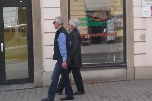 Tožilec Ferlinc in obsojeni Cekuta skupaj na ulicah Maribora