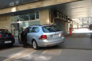 Stric iz ozadja M. Kučan parkiral kar na pločniku