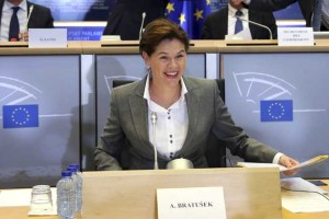 Sramota umira počasi: Kako je Alenka Bratušek držala ogledalo medijem