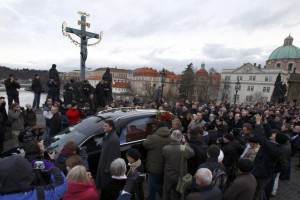 Tisoči Čehov so so poslovili od Havla