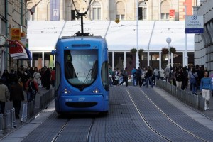 Branilec morale na zagrebškem tramvaju napadel par, ki se je poljubljal