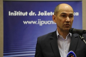 Janša: Pričakujemo lahko vse, celo »kakšnega lovca, ki bo streljal«