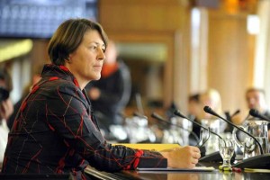 Tujina o Bulčevi: Šamanka, ki hodi po žerjavici; neizkušena političarka brez podpore