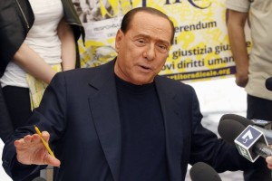 Bo Berlusconi ostal poslanec, bo italijanska vlada padla?