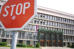 Pred parlamentom le dva Jankovićeva podpornika 
