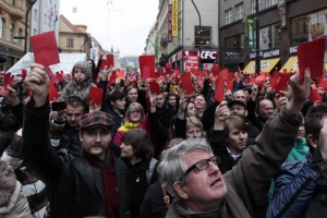 Besni Čehi z jajci nad proruskega predsednika Zemana