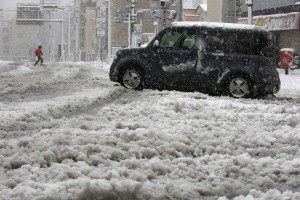 Sneg po Evropi povzroča številne preglavice