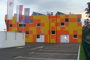 Ravnateljica vrtca Zarja potrdila, da sta vzgojiteljici priznali izločanje otroka na teraso