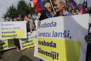 Bosta Masleša in Žalikova z zavlačevanjem pustila Janšo v zaporu do novega leta?