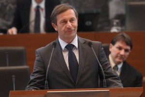 Video - mirovnik izziva Erjavca: Kako je možno zagotoviti mir s puško?
