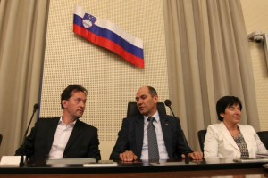 Koalicijski vrh danes o perečih težavah, od davkov do reform in referendumov