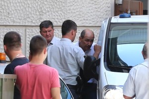 Sveče in človeška veriga okoli sodišča: voditelja opozicije pred volitvami prevažajo v marici