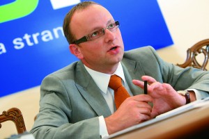 Med sestankom desnosredinskih strank jo je skupil Žerjavov avtomobil