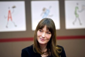 Carla Bruni noče sodelovati v gonji proti Hollandu