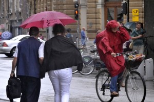 Zaradi zemeljskih plazov in poplavljenih vozišč težave v prometu
