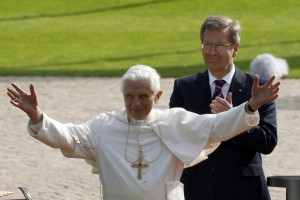 Papež Benedikt XVI. prispel na obisk v Nemčijo