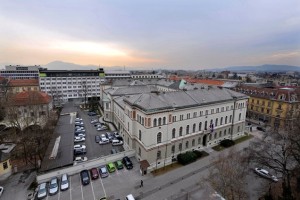 Razrešeni člani sveta v tržiškem domu starostnikov tožijo vlado
