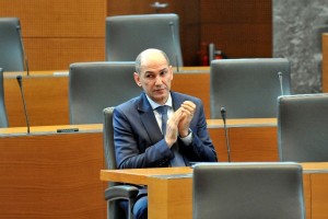 Janšev kabinet: Ključni razlog za sedanje stanje je neustrezna reakcija Pahorjeve vlade