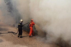 Na Sveti gori še kar gori, bombe iz druge svetovne vojne ovirajo gasilce