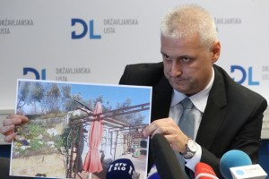Bivši minister Maher bo moral porušiti svojo črno gradnjo