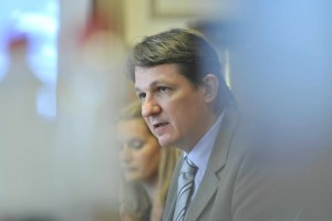 J. Šušteršič: Prodaja obveznic enemu kupcu še ni dokaz o sposobnosti dostopanja do finančnega trga