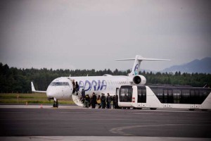 Adria Airways prodaja dve letali CRJ900, dve naj bi najela