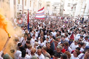 Besni Hajdukovi navijači pred mestno hišo v Splitu; mesto rešilo klub