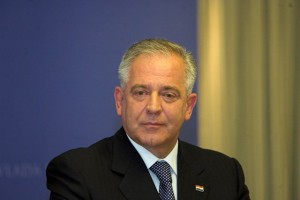 Hrvaški mediji ne verjamejo Sanaderjevim izjavam o odstopu zaradi Slovenije