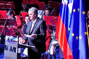 Zvera podprl tudi vodja politične skupine EPP v Evropskem parlamentu