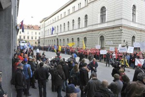 Janša kritičen do dogovora vlade s sindikati: "Prava pot je očiščenje javnega sektorja"