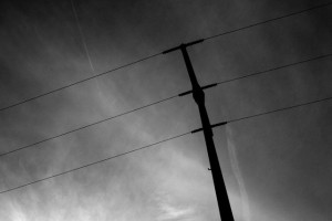 Veter trgal električne vode in odkrival strehe