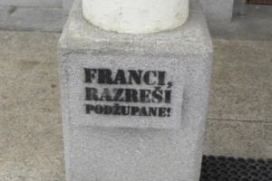 Foto: Z grafiti oskrunili cerkev v Litiji