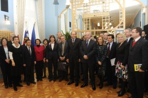 Janša tujim veleposlanikom: SDS je vedno držala besedo