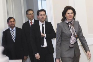 Prevelika, da bi padla: Bratuškova si utira pot v drugo polovico mandata