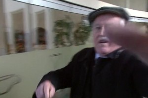 Živčni Janez Zemljarič je napadel snemalca Pop TV