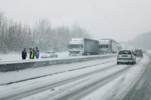 Dež, burja in tudi snega na cestah