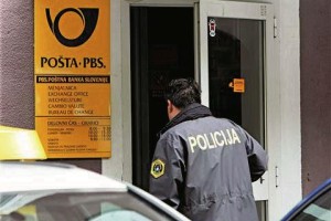 Rop pošte v Kamniku: dva poškodovana, ukradenih več deset tisoč evrov, en avto zažgan