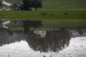 Voda na kraških poljih bo lahko stala še tedne