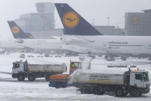 Zaradi snega zaprli letališče v Frankfurtu 