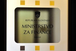 Ministrstvo za finance: Cena zadolževanja Slovenije z zahtevo za referendum narasla